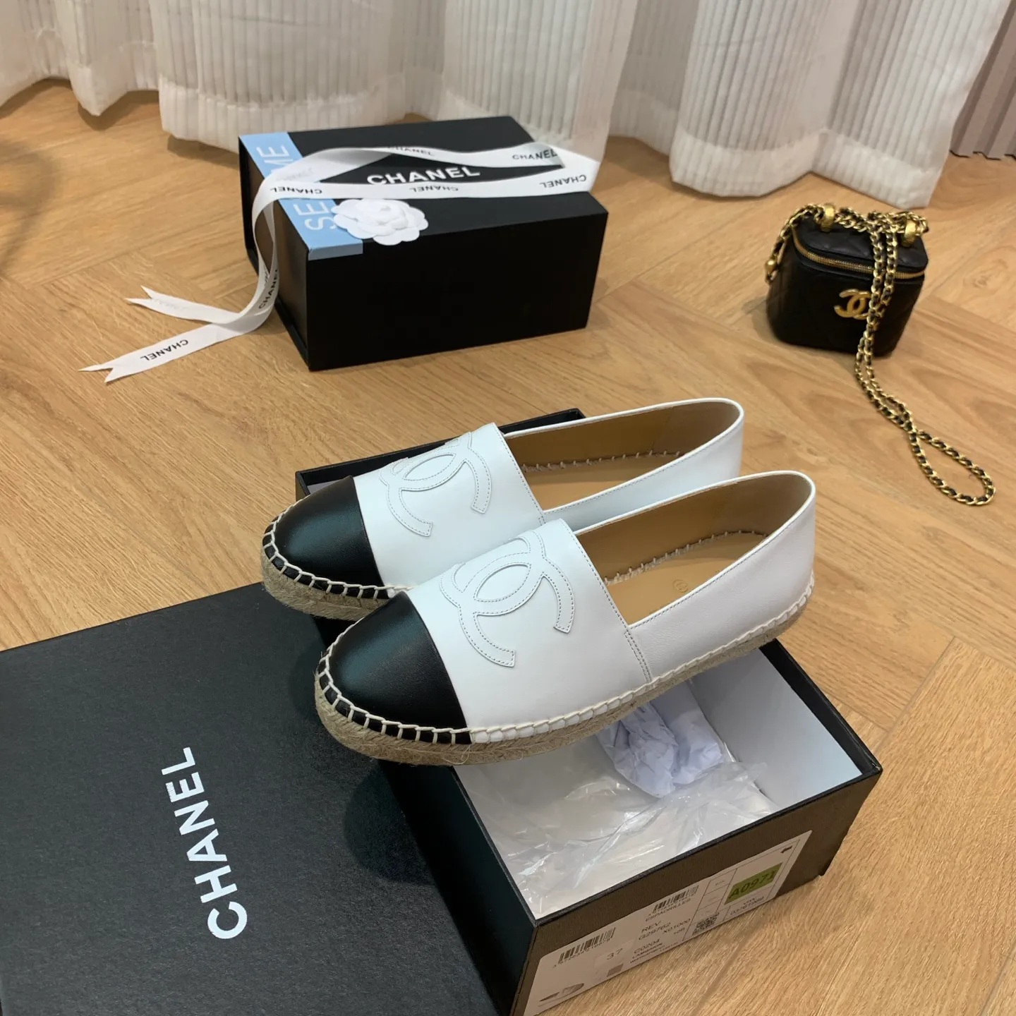 👟👟Ex-factory price 440👟👟 👑New colors are coming ✌️New version of Chanel fisherman shoes is coming❗️Delivered in a full set of top-notch packaging. The quality of my fisherman shoes has not been introduced much, everyone who has had them knows it! The original customized upper, and my outsole is the original translucent outsole, the opaque outsole is the wrong version, full set of authentic packaging ❗️ size: 35-40, running price